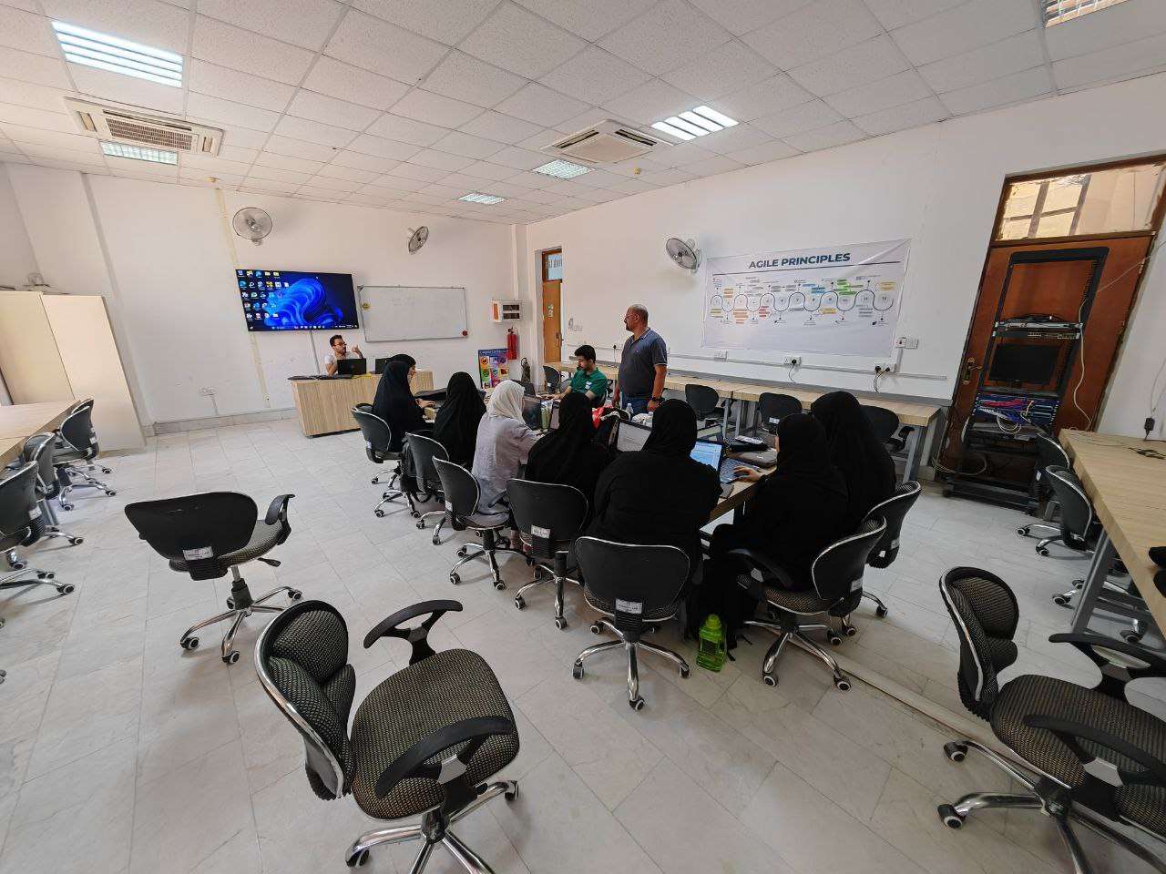 Read more about the article أكاديمية سيسكو تستقبل طلاب الحاسوب وتكنولوجيا المعلومات في تدريب صيفي متخصص بالأمن السيبراني